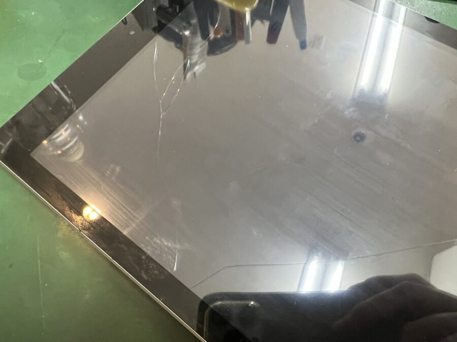 iPad 6を落としてしまって表面のガラスが割れてしまったとのご相談をいただきました！
