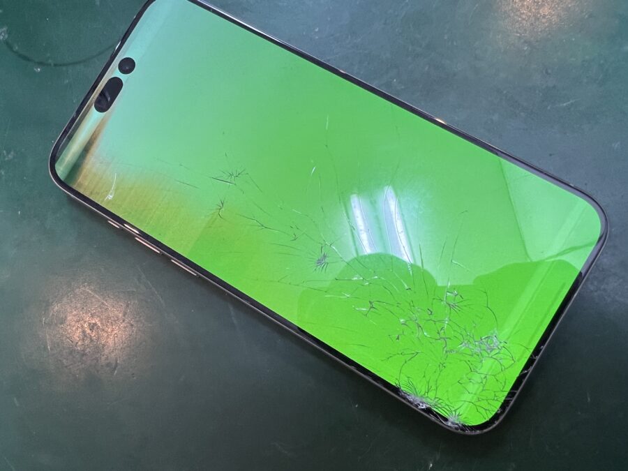 iPhone 15 Pro Maxを落としてしまって画面が緑になってしまったとのご相談をいただきました！