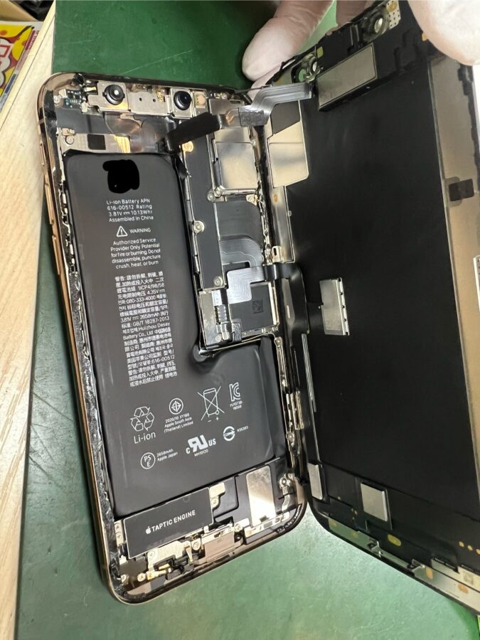 iPhone XSのバッテリーがすぐ0%になってしまうとのご相談をいただきました！