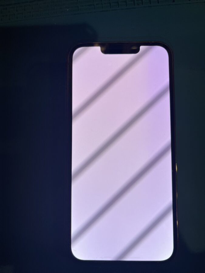 真っ白何も映っていないiPhone13 Pro（アイフォン）の画面交換修理なら　スマホ修理工房渋谷店へ！