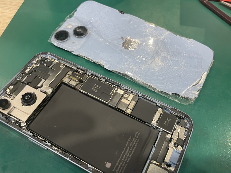iPhone 14 バックパネル交換修理！【スマホ修理工房　新宿PePe店】