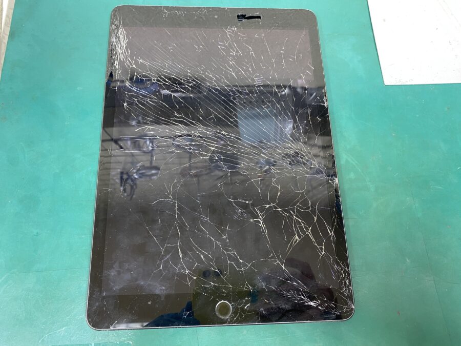 江東区西大島、亀戸近くのスマホ修理店！iPad 第8世代(アイパッド)ガラス割れ。そんな時は【スマホ修理工房西大島店】へ！