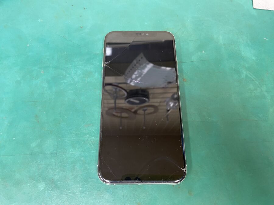 江東区西大島、亀戸近くのスマホ修理店！iPhoneXs(アイフォン)画面が映らなくなった。