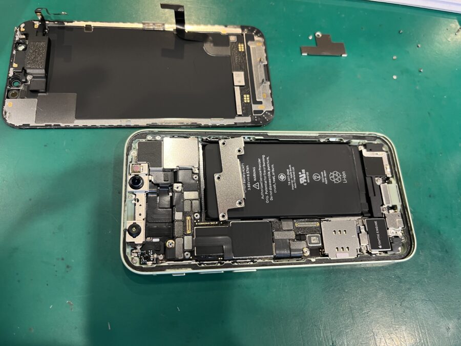 そのスマホ、画面割れのまま持っていって大丈夫そ？iPhone 12(アイフォン）の画面交換で綺麗にしてから遊びに行こう！【iPh