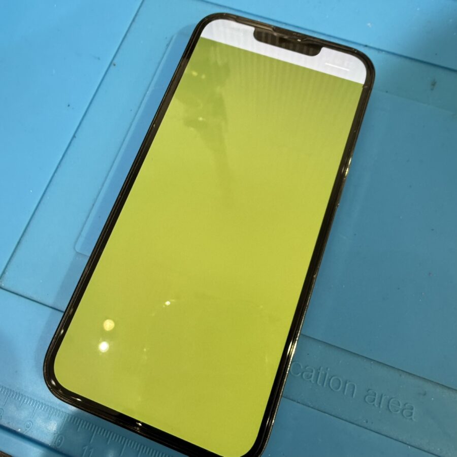 iPhone14（アイフォン）の画面が緑色に！？画面交換修理ならデータそのまま、即日修理の「スマホ修理工房渋谷店」へ！
