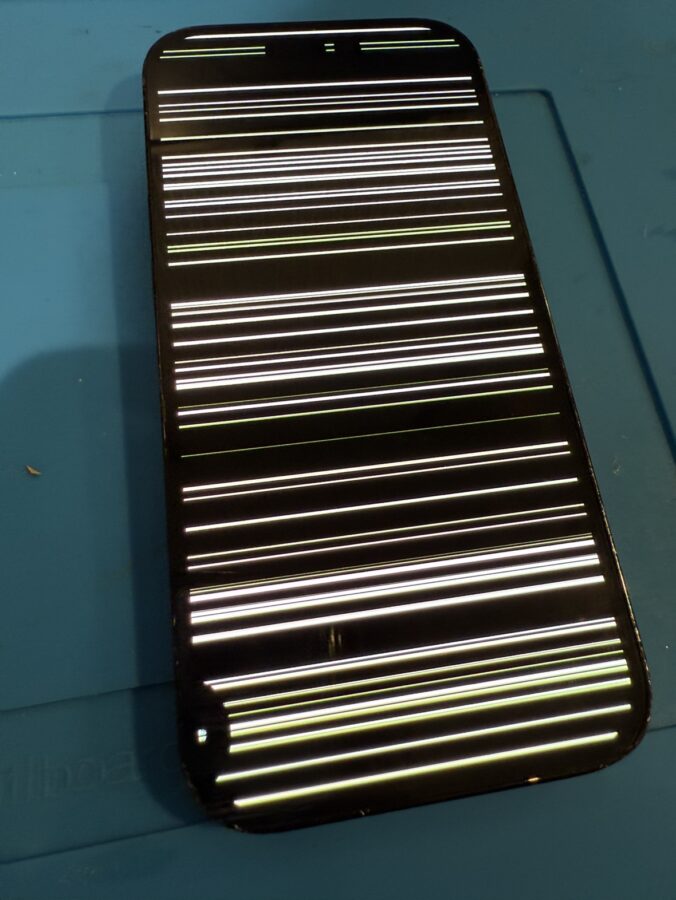 iPhone14Pro（アイフォン14プロ）の画面が白黒の縞模様に…！？そんなトラブルもスマホ修理工房渋谷店にお任せ！