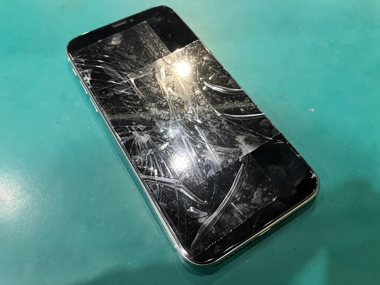 大きく割れたiPhone 11の画面修理を実施！スマホ修理工房渋谷店ならすぐに交換！