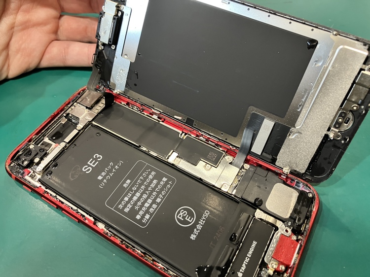 iPhone SE3ですが水濡れしちゃったんですが直せますか？スマホ修理工房渋谷店ならすぐに交換！