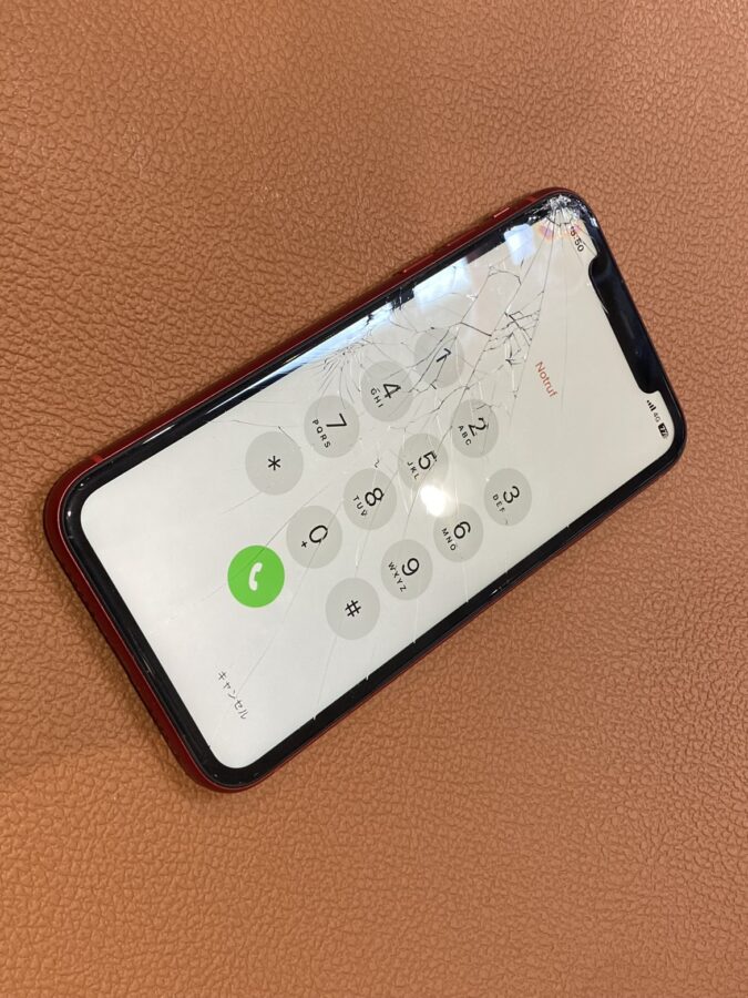 画面が割れてしまったiPhone11(アイフォン)のフロントパネル交換修理を行いました【スマホ修理工房仙台PARCO2店】