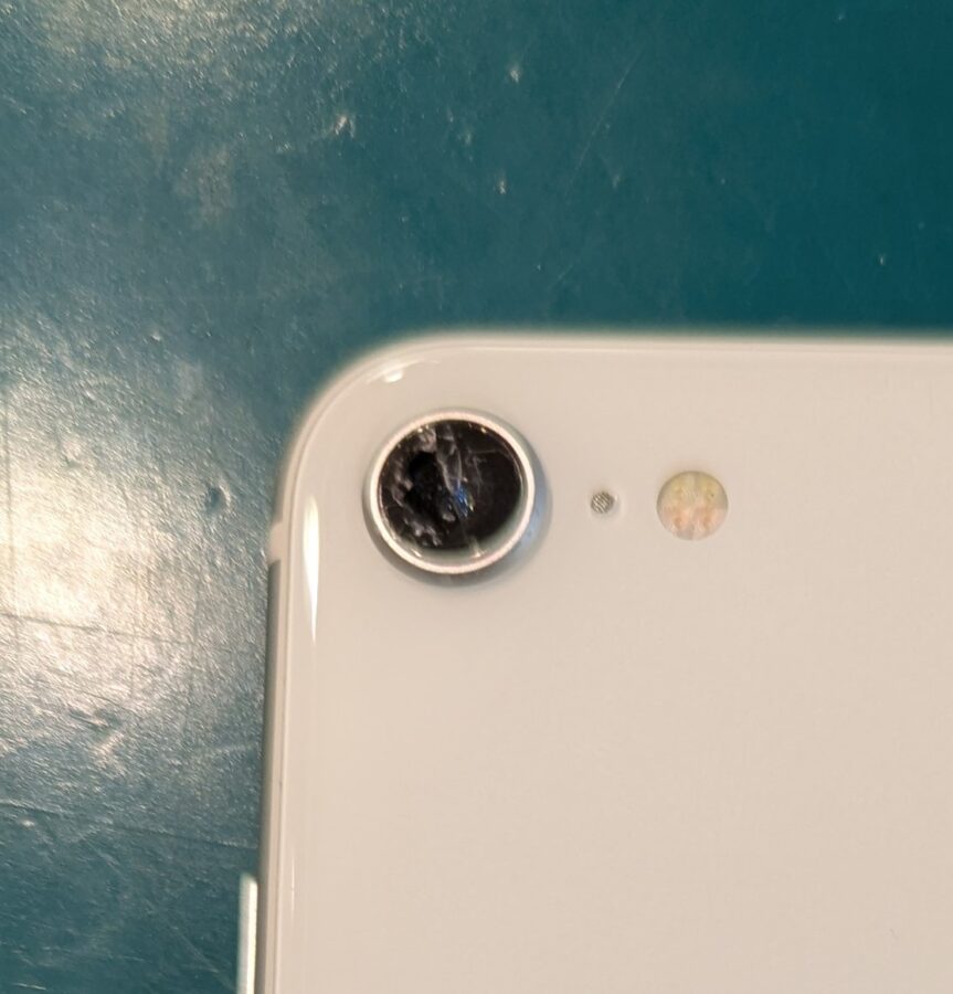 iPhoneSE2(アイフォン）のカメラレンズ交換修理を行いました！【スマホ修理工房新宿PePe店】