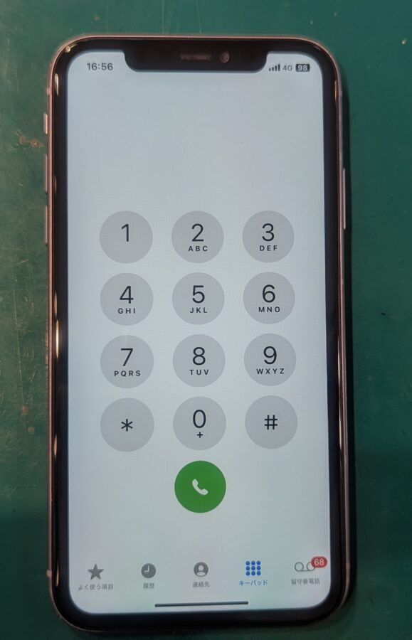 iPhone11アイフォン）に縦線が！←液晶交換で直ります。即日修理なら【スマホ修理工房新宿PePe店】