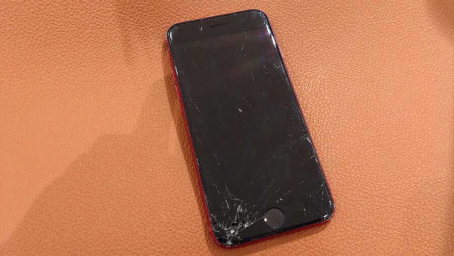 ガラスが割れて中身が見えてしまっているiPhoneSE2画面交換修理を行いました【スマホ修理工房仙台パルコ2店】