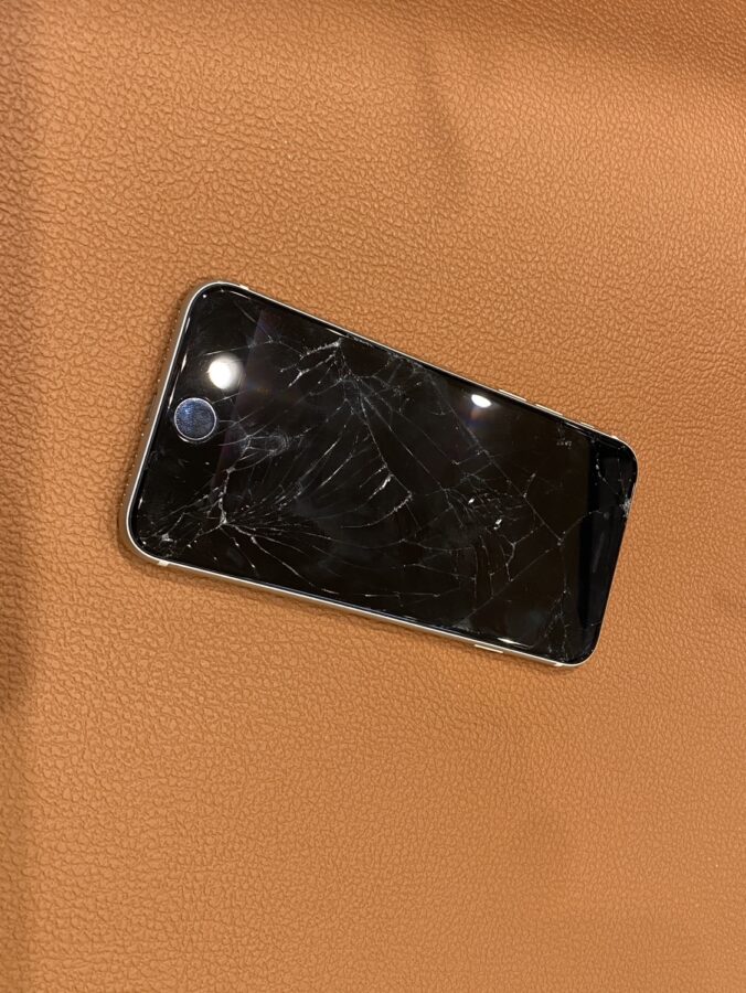 ガラスがバキバキに割れてしまったiPhoneSE 第3世代の画面の交換修理を行いました【スマホ修理工房仙台パルコ2店】