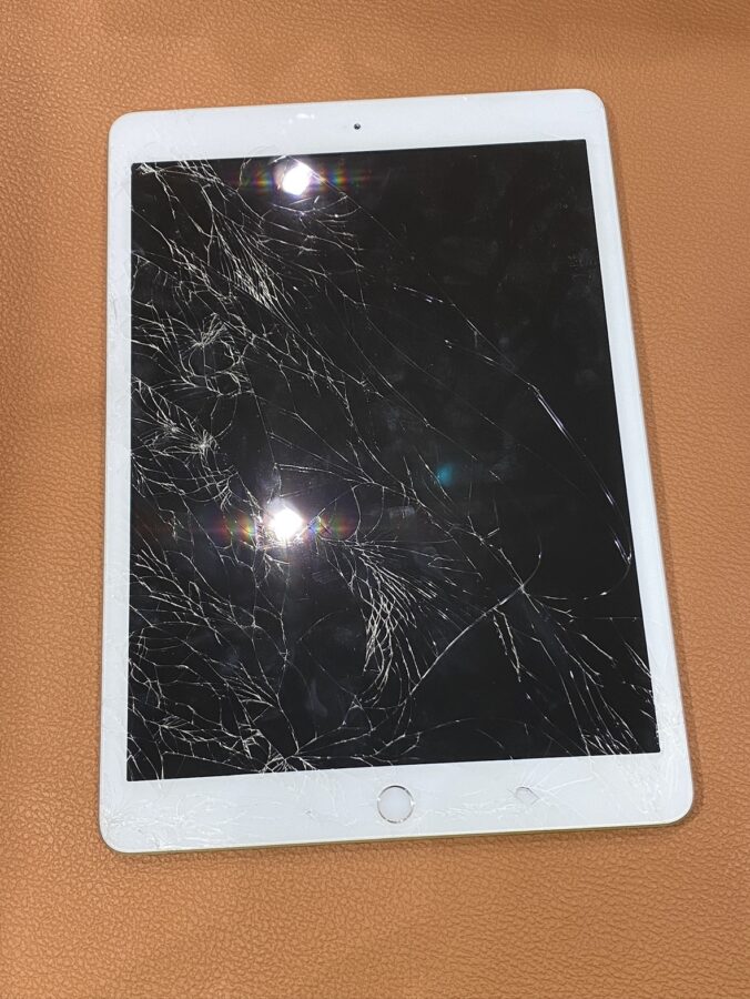 画面のガラスがバキバキに割れてしまったiPad第7世代ガラスの交換修理を行いました【スマホ修理工房仙台パルコ2店】