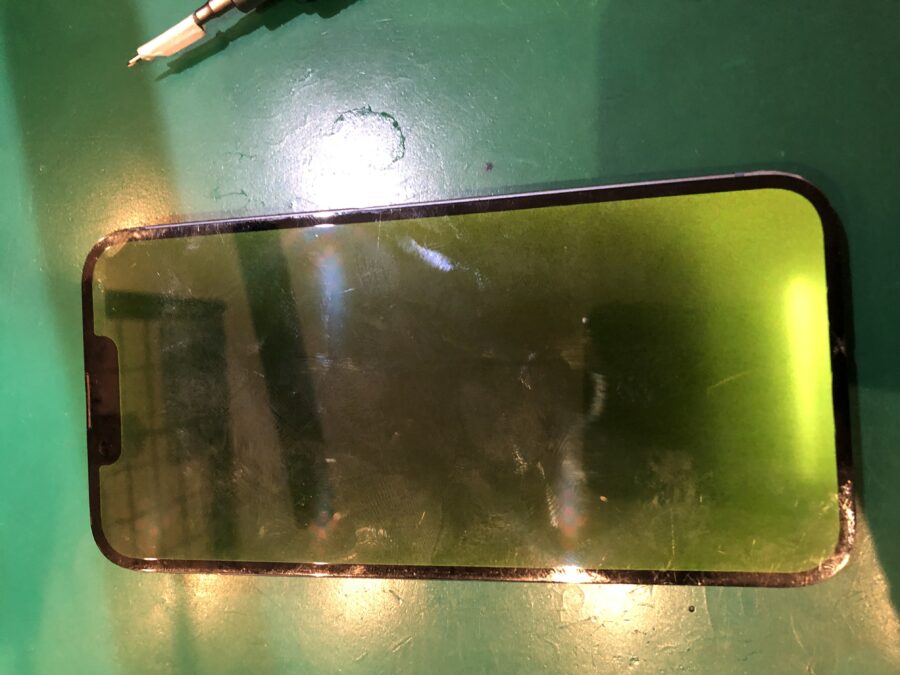 画面が緑になって映らなくなっちゃった…　iPhone14画面交換はスマホ修理工房へ！【スマホ修理工房ミーツ国分寺店】