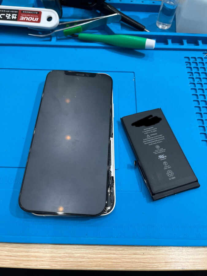 iPhone12のバッテリー交換なら、データそのまま即日対応の「スマホ修理工房　池袋P'パルコ本店」にご相談ください！