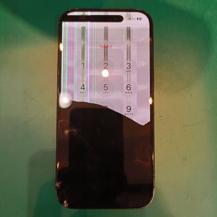 液晶漏れiPhone12Pro【スマホ修理工房荻窪タウンセブン店】
