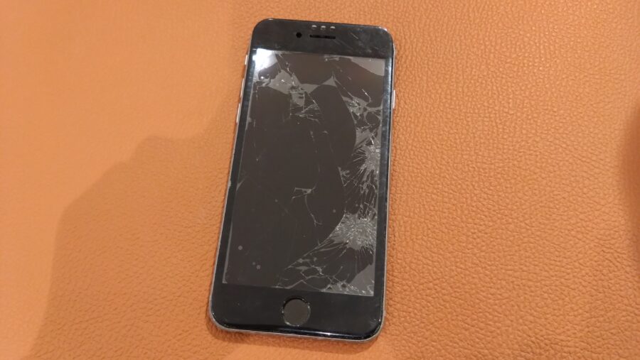画面が激しく割れているiPhone6S（アイフォン）修理を行いました【スマホ修理工房仙台PARCO2店】