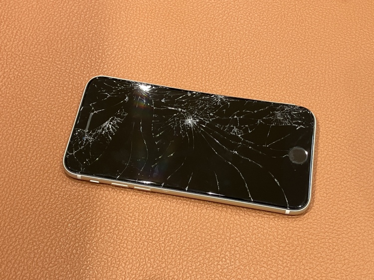 ガラスがばきばきに割れてしまったiPhoneSE第二世代（アイフォン）のフロントガラス交換修理を行いました