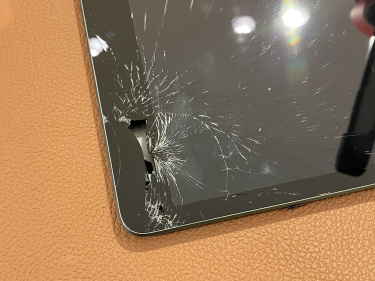 ガラスが割れてしまったiPad第9世代（アイパッド）修理を行いました【スマホ修理工房仙台PARCO2店】