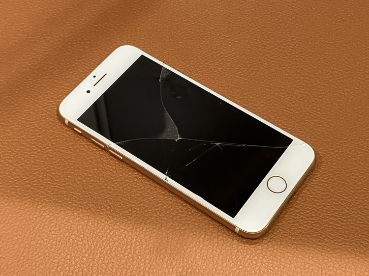 落して画面が割れてしまったiPhone8（アイフォン）修理を行いました【スマホ修理工房仙台PARCO2店】
