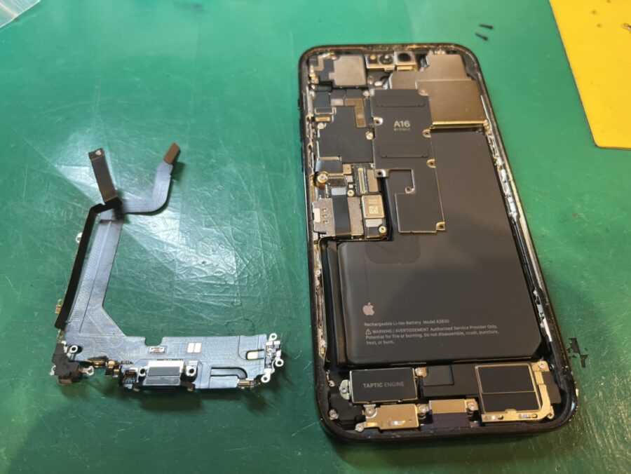 充電が出来なくなったiPhone 14Pro（アイフォン）即日修理は【スマホ修理工房新宿PePe店】へどうぞ！