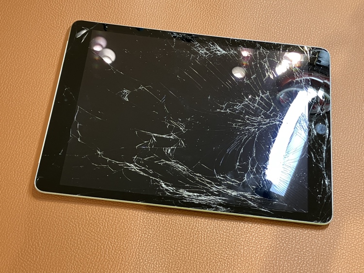 画面が細かく割れたiPad 第9世代(アイパッド)の画面交換修理をさせていただきました【スマホ修理工房仙台PARCO2店】