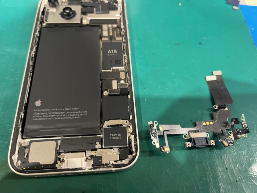 突然充電ができないiPhone14(アイフォン)?即日コネクター修理は60分から♬【スマホ修理工房新宿PePe店】