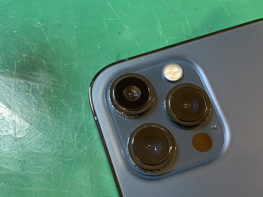 カメラレンズが壊れたiPhone12Pro（アイフォン）交換修理作業を行いました！【スマホ修理工房新宿PePe店】