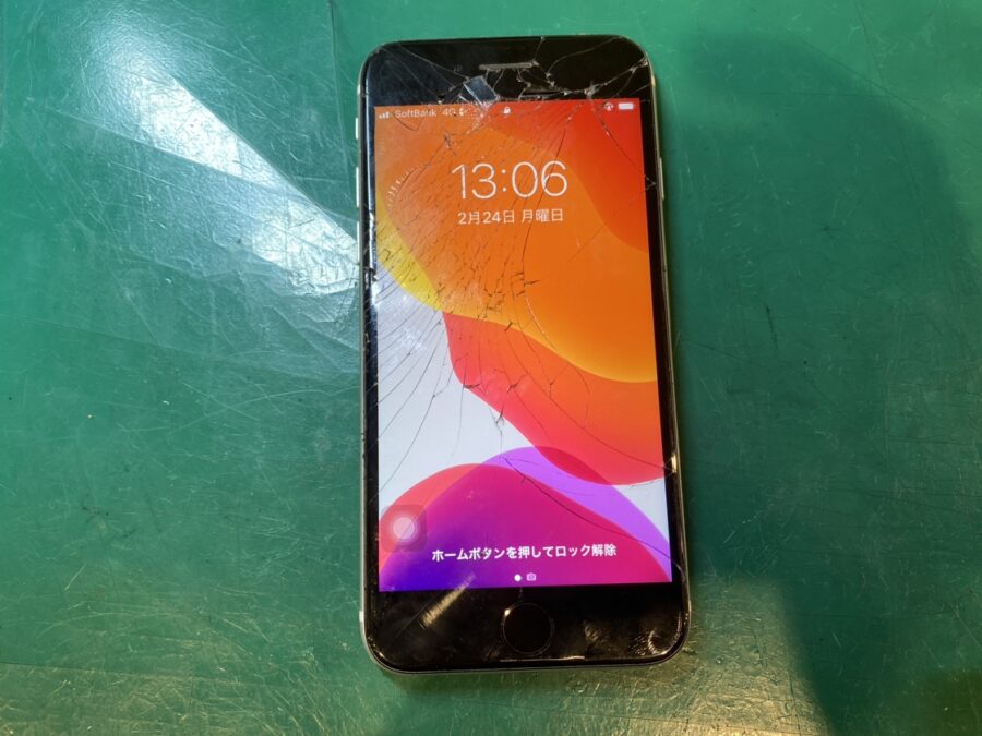 iPhoneSE2（アイフォン）のガラス割れ・液晶不良もお気軽にご相談ください！【スマホ修理工房新宿PePe店】