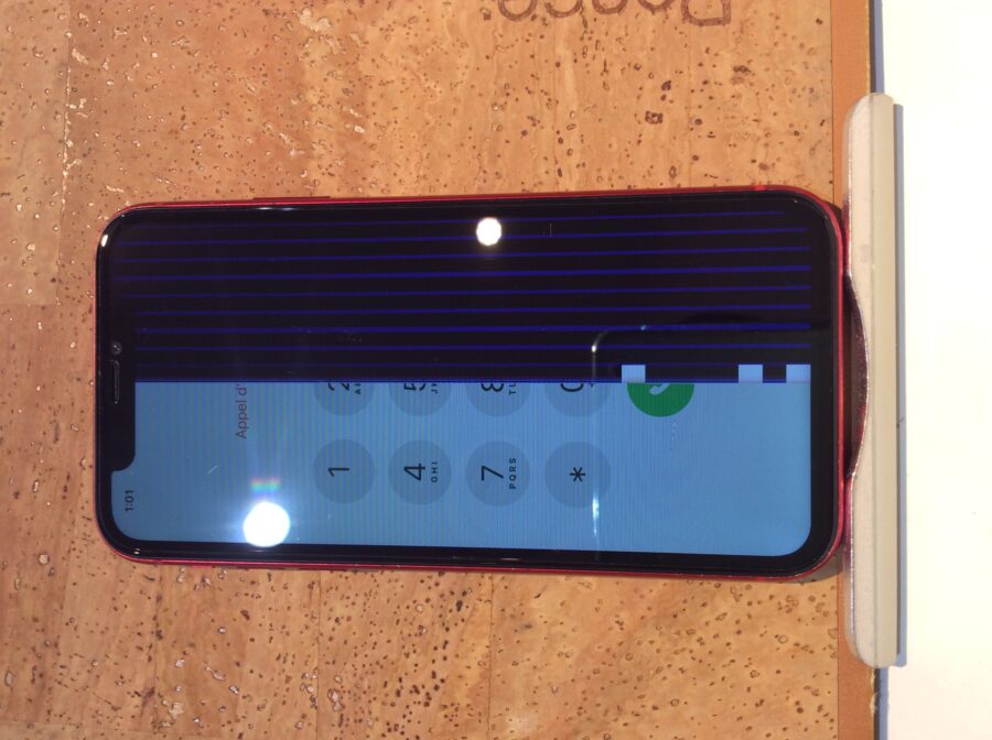 Apple iPhone11(アップル アイフォン11)画面が壊れて表示不良に陥ってしまった…(;O;)当日中に修理を行いたい！