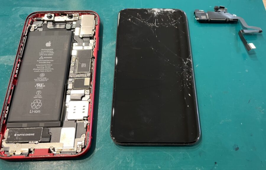 iPhone11（アイフォン）のガラスがバキバキに！！そんな場合でも、画面交換いたします！即日修理なら！