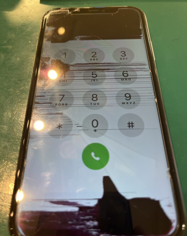 液晶不良で黒いシミが！？そんなiPhone11（アイフォン）の修理も即日承っております！！【スマホ修理工房新宿PePe店】