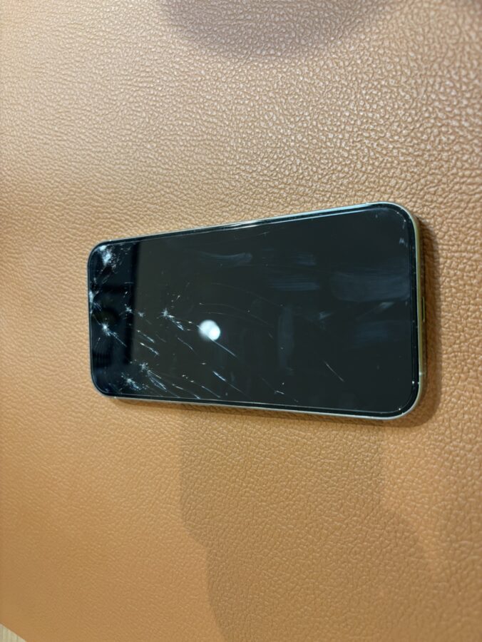 落して画面が割れてしまったiPhoneXS（アイフォン）修理を行いました【スマホ修理工房仙台PARCO2店】