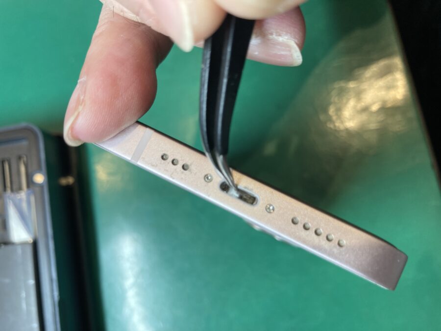 iPhone13にて充電器が挿せなくなった！充電口異物除去作業【スマホ修理工房ミーツ国分寺店】