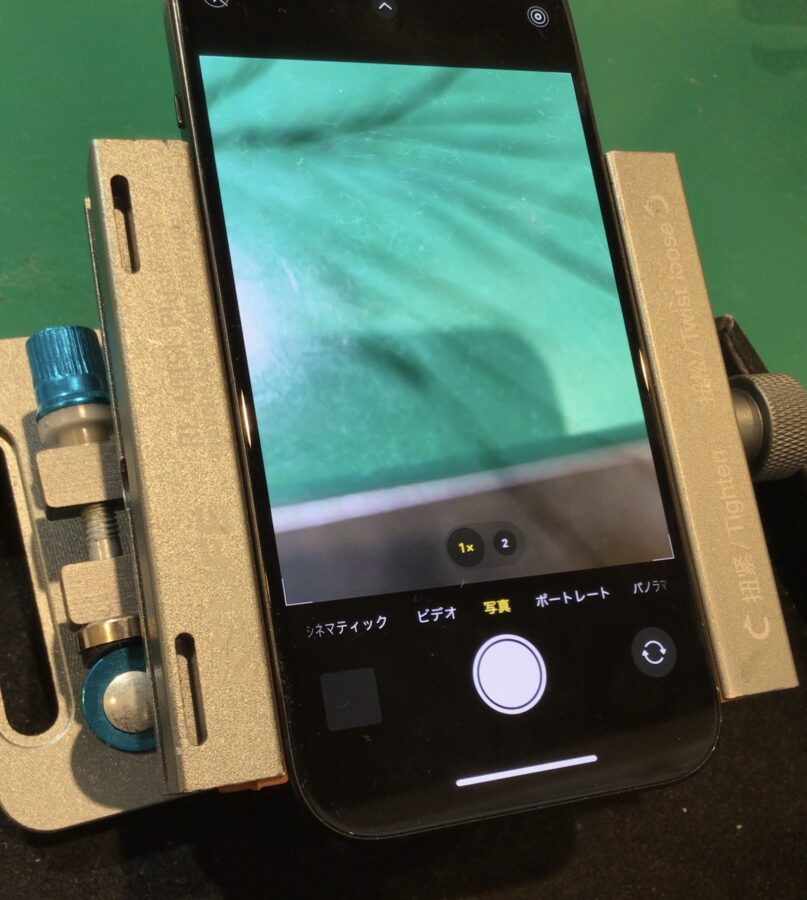 iPhone 15　リアカメラに亀裂のようなものが写りこむ【スマホ修理工房 東松山店】