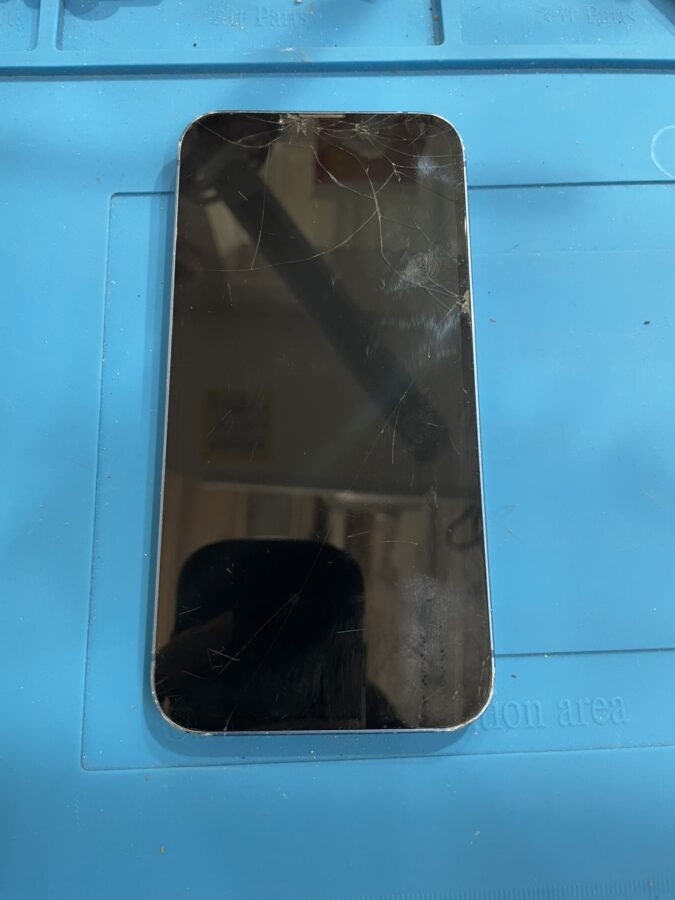 iPhone13(アイフォン13)の画面交換（ガラス割れ・液晶破損）をさせて頂きました！【スマホ修理工房池袋P'パルコ店】