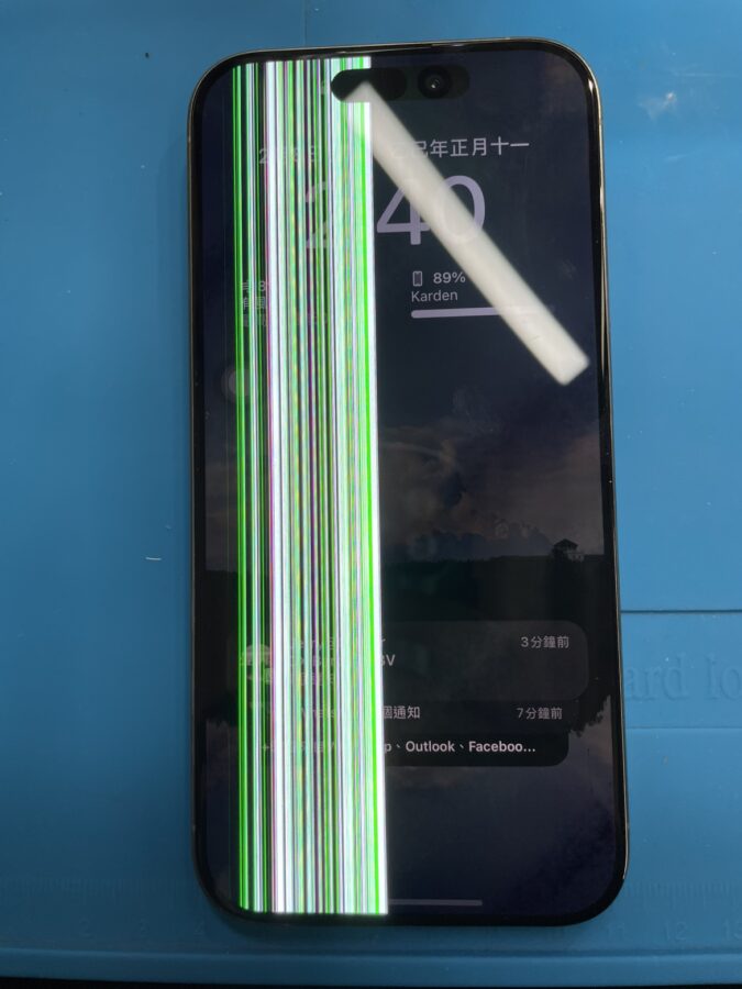 iPhone15Pro の画面に緑色の線が出てしまった！画面交換なら「スマホ修理工房　池袋P'パルコ本店」にお任せください！