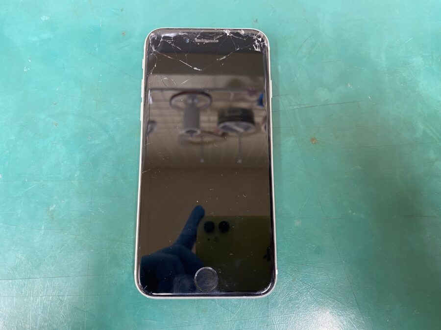 江東区西大島、亀戸近くのスマホ修理店！iPhoneSE2(アイフォン)ガラス割れ、画面交換。