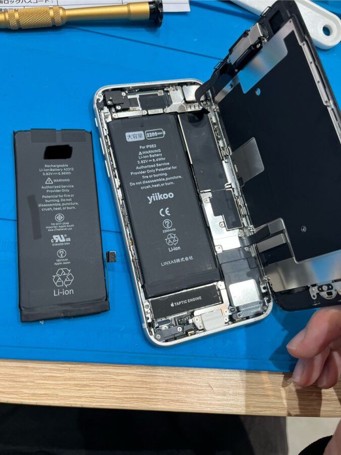 iPhoneSE2(アイフォンSE第二世代)のバッテリー交換は、即日修理対応の「スマホ修理工房　池袋P'パルコ本店」へ！
