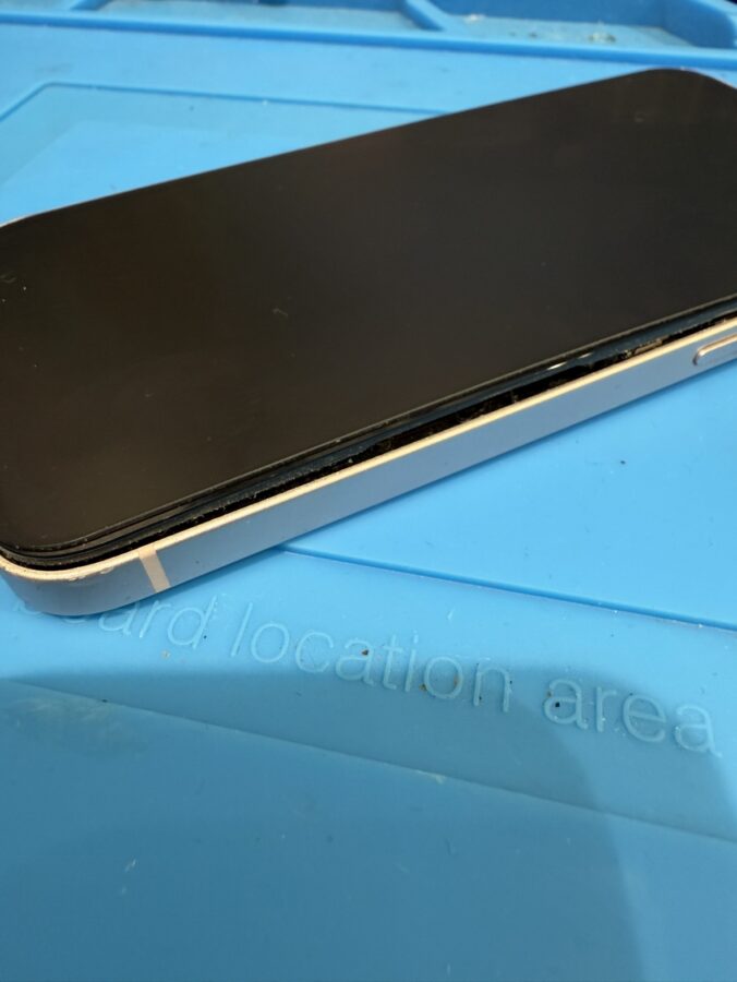 バッテリー膨張！？iPhone13のバッテリー修理ならデータそのまま、即日修理の「スマホ修理工房渋谷店」へ！