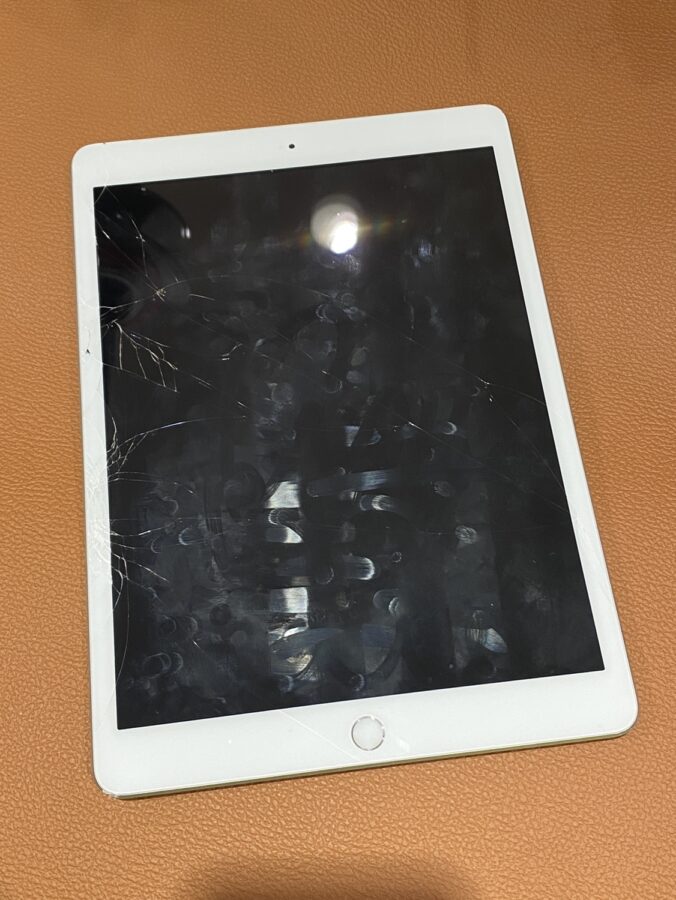 落下によりガラスが割れたiPad第7世代(アイパッド)の修理を行いました【スマホ修理工房仙台PARCO2店】