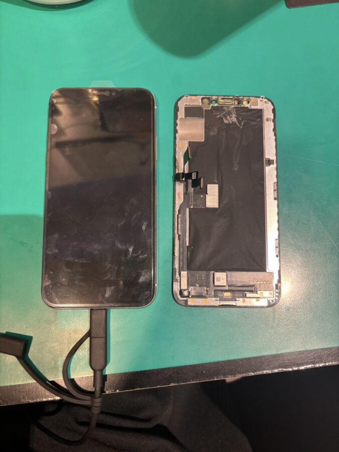 iPhone XSの画面修理お任せください！【スマホ修理工房調布パルコ店】