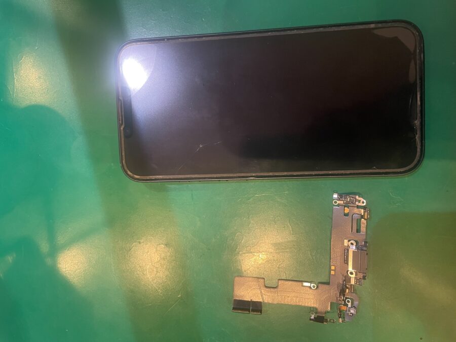 iPhone13(アイフォ－ン)のドック交換ならデータそのままで修理可能なスマホ修理工房ミーツ国分寺店で！