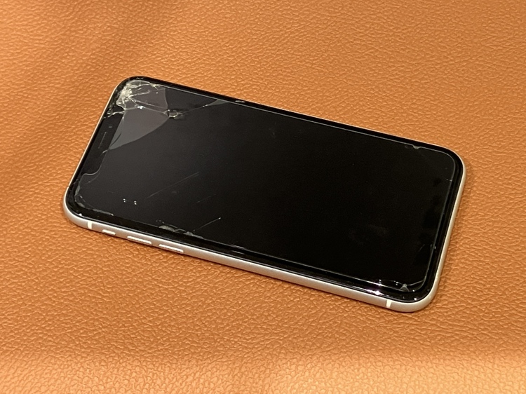 落したら画面が割れて液晶も映らなくなったiPhone11（アイフォン）修理を行いました【スマホ修理工房仙台PARCO2店】