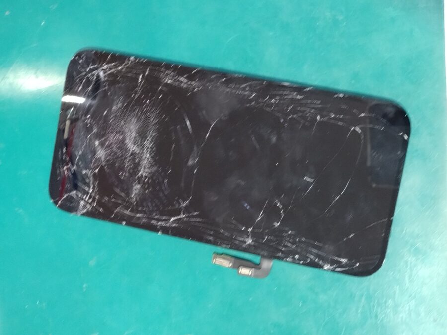 iPhone 12Pro（アイフォン）ガラスが割れて映らない？即日直します！【スマホ修理工房ココリア多摩センター店】