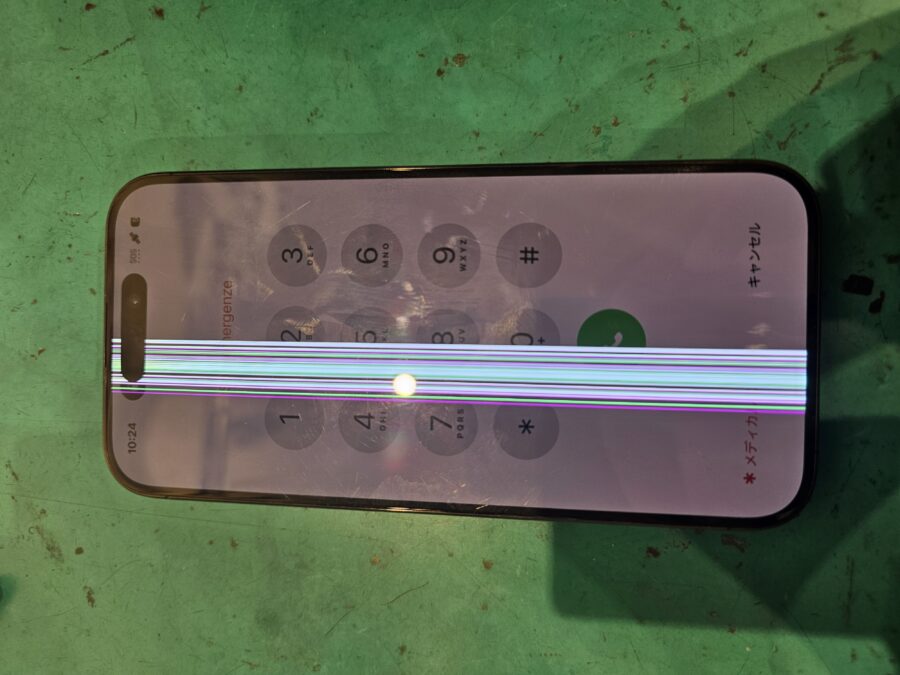 東京都からお越しの　画面に線が入ってしまった　iPhone15Pro (アイフォン１５プロ）の修理を致しました！