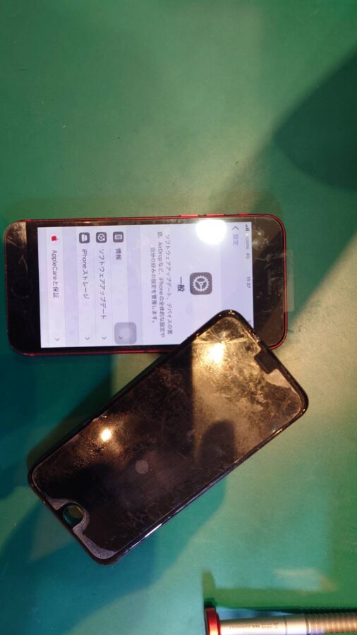 画面が押されてひびが…iPhone SE2 画面交換修理【スマホ修理工房荻窪タウンセブン店】