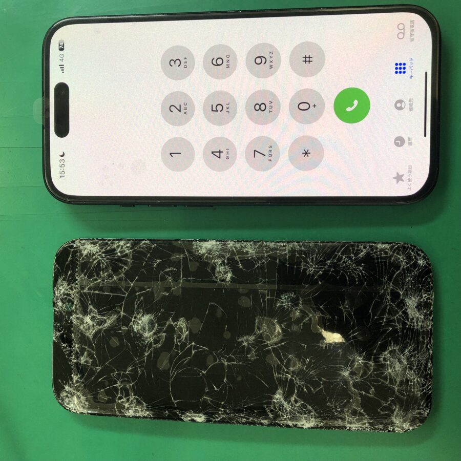 車両に轢かれ、パネルがバリバリになりました。iPhone15パネル交換致します。【スマホ修理工房三鷹店】