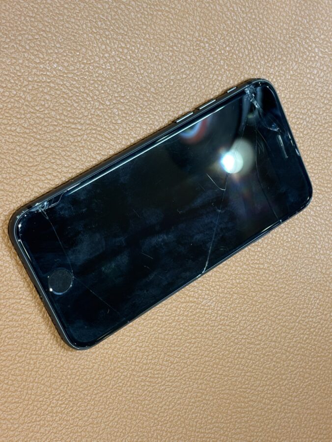画面が割れてしまったiPhone8（アイフォン）修理を行いました【スマホ修理工房仙台PARCO2店】